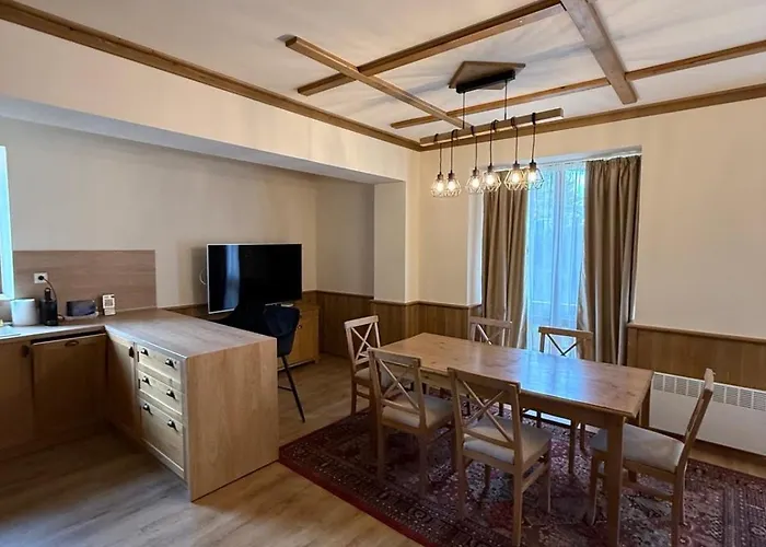 78 By The Pool * 班斯科