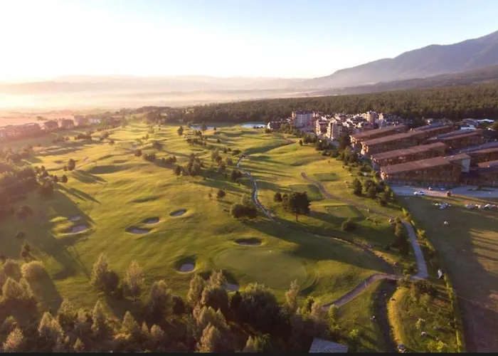 78 By The Pool 班斯科