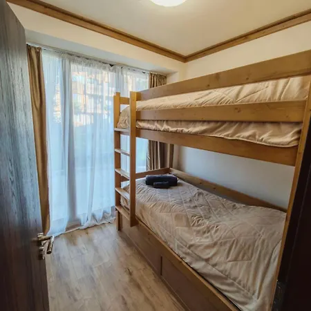 78 By The Pool Apartman